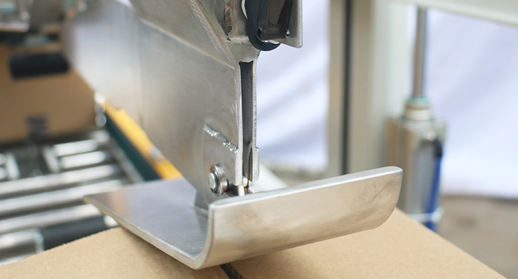 How-The-Top-Cover-Is-Folded-In-A-Carton-Packing-Machine