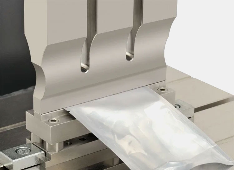 Heat sealing jaws for water pouch