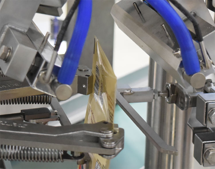 Premade pouch filling machine sealing process
