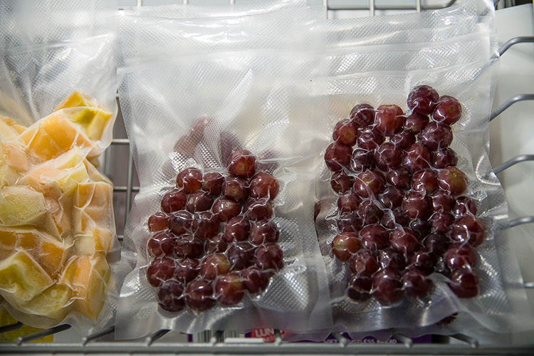 Vacuum packed fruits