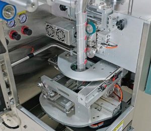 Tray type high-speed nylon pyramid tea bag packing machine