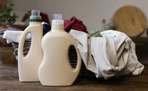 Acidic or alkaline cleaning agents